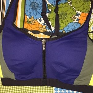 NWT Victoria’s Secret Front Close Sports Bra 32C
